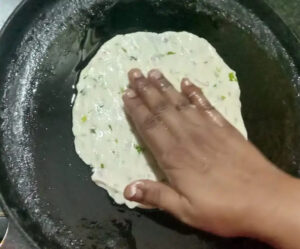 Patting-Rotti-on-tawa